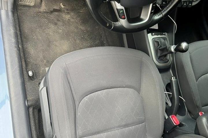 Blå Kia Rio fra 2016