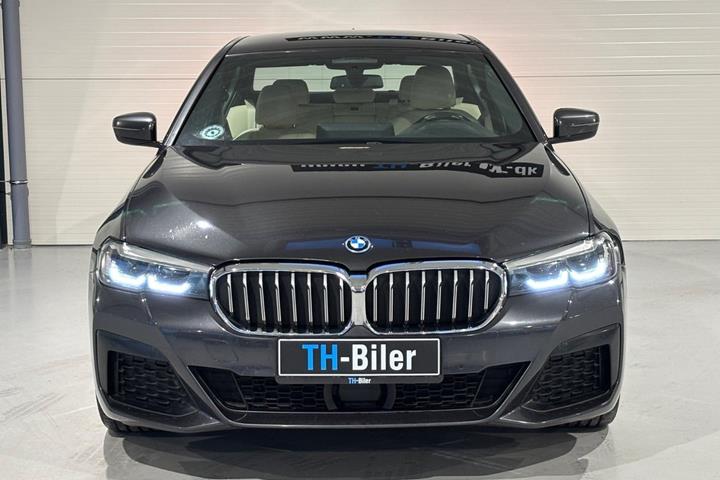 undefined BMW 545e fra 2022 set udefra