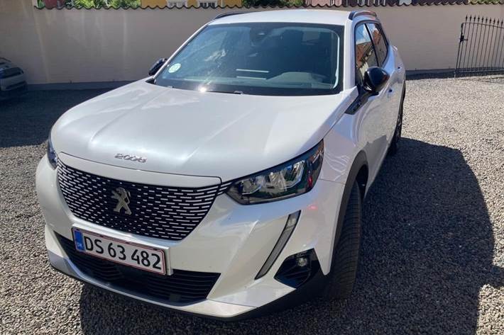 Hvid Peugeot e-2008 fra 2022