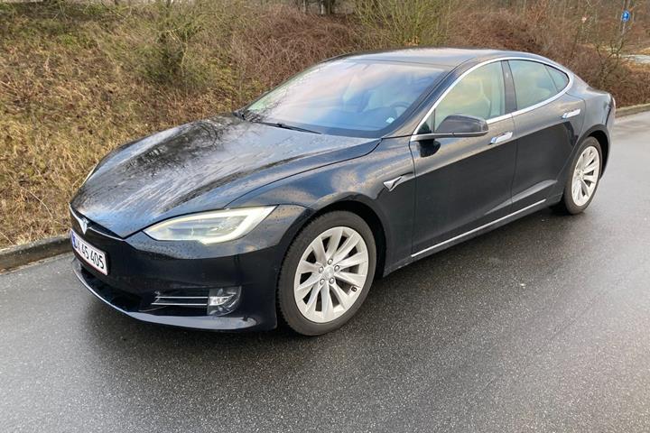 Sort Tesla Model S fra 2018 set udefra