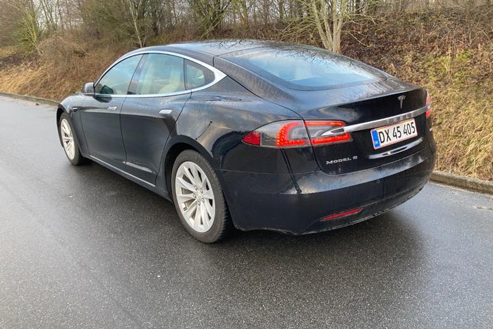 Sort Tesla Model S fra 2018