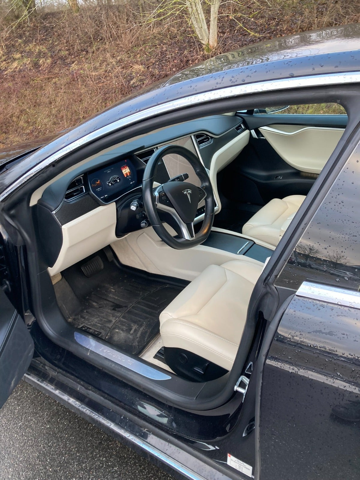 Sort Tesla Model S fra 2018