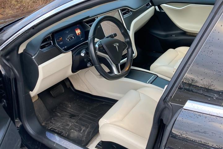 Sort Tesla Model S fra 2018