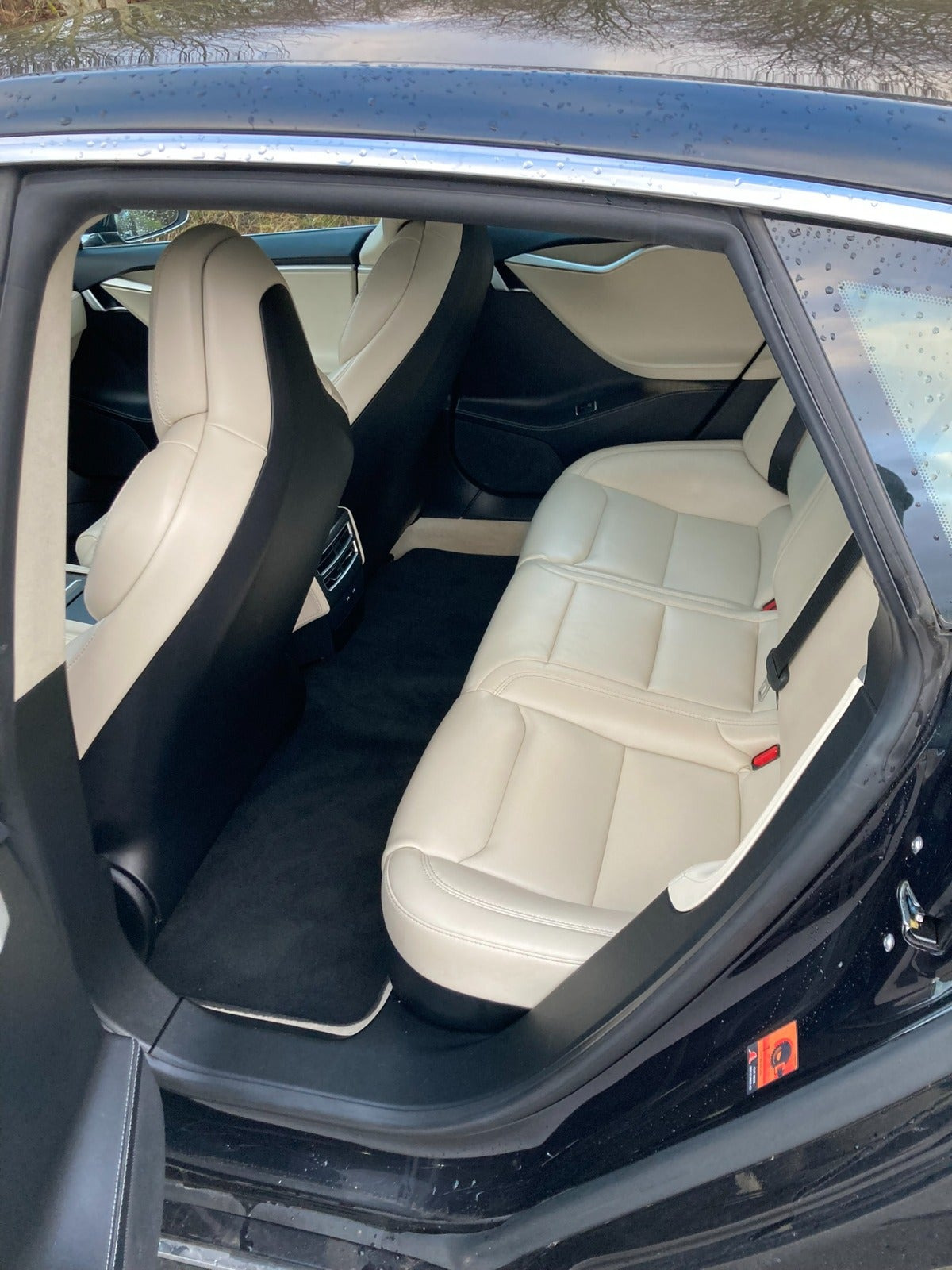 Sort Tesla Model S fra 2018