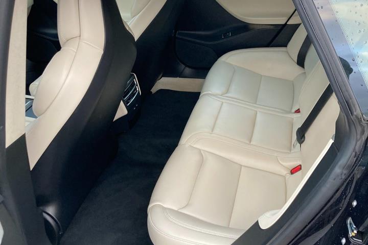 Sort Tesla Model S fra 2018