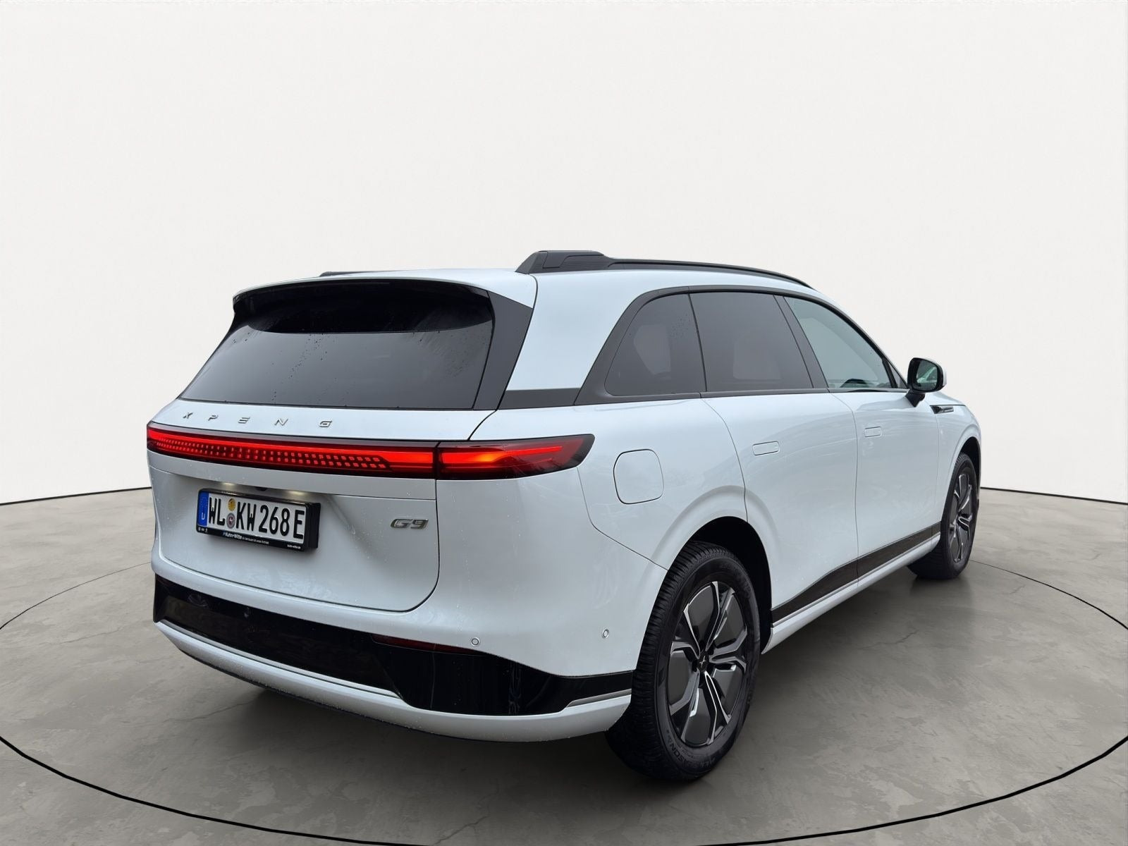 Hvid Xpeng G9 fra 2024
