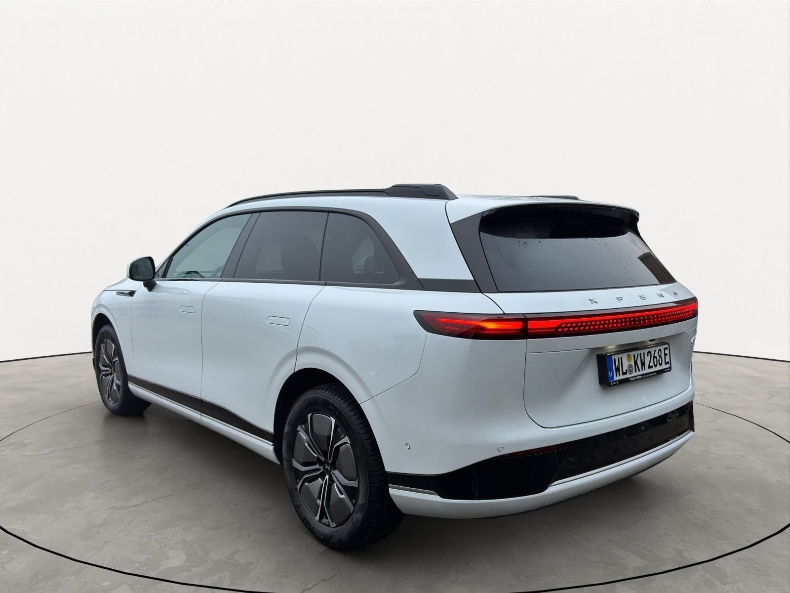 Hvid Xpeng G9 fra 2024