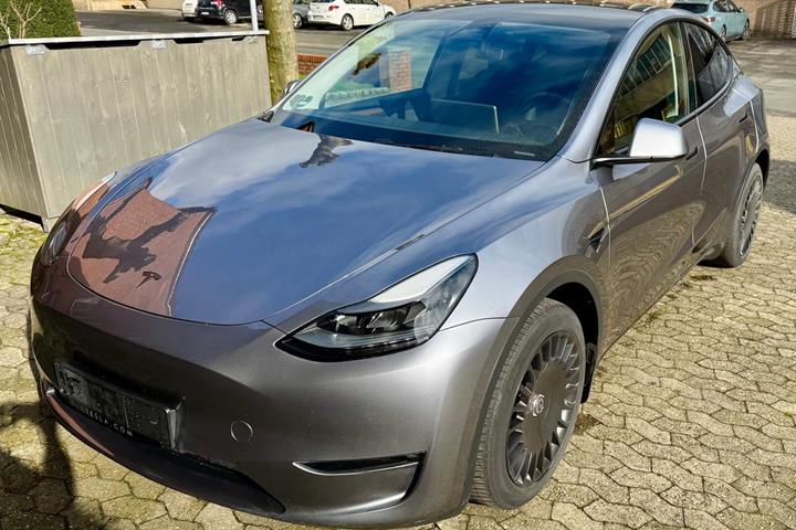 Grå Tesla Model Y fra 2024 set udefra