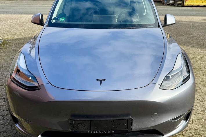 Grå Tesla Model Y fra 2023