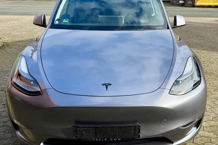Grå Tesla Model Y fra 2024