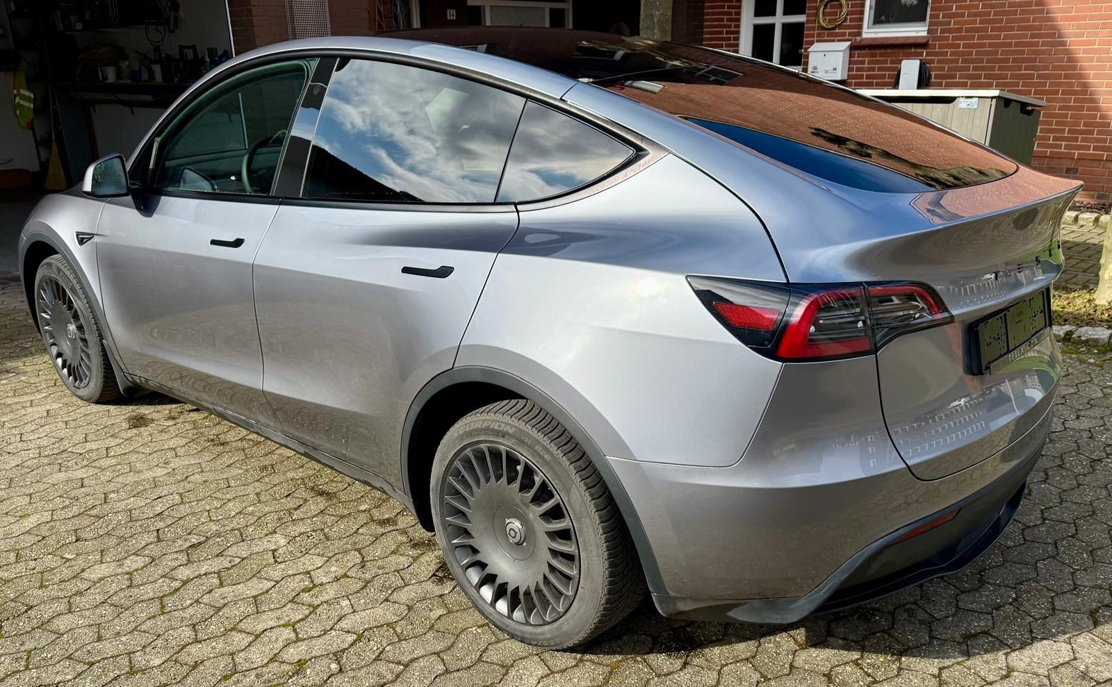 Grå Tesla Model Y fra 2024