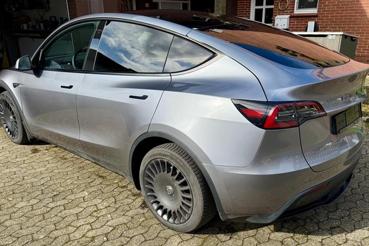 Grå Tesla Model Y fra 2024
