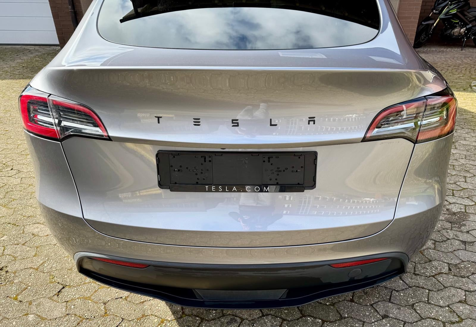 Grå Tesla Model Y fra 2024