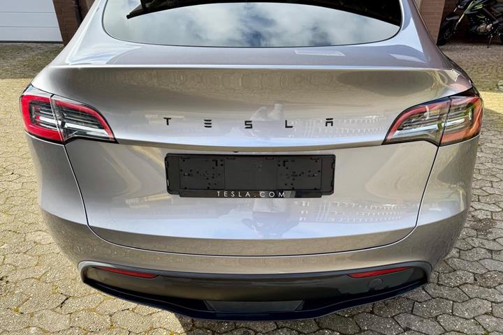 Grå Tesla Model Y fra 2024