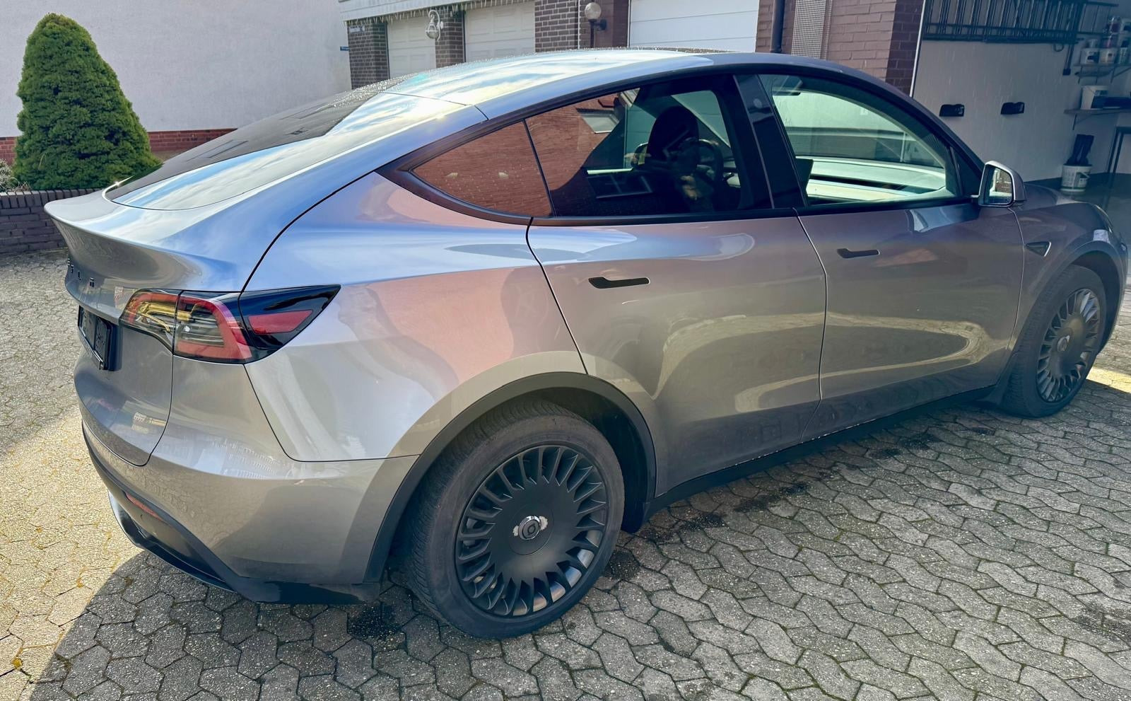Grå Tesla Model Y fra 2024