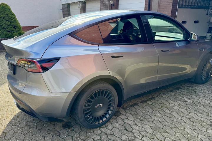 Grå Tesla Model Y fra 2024