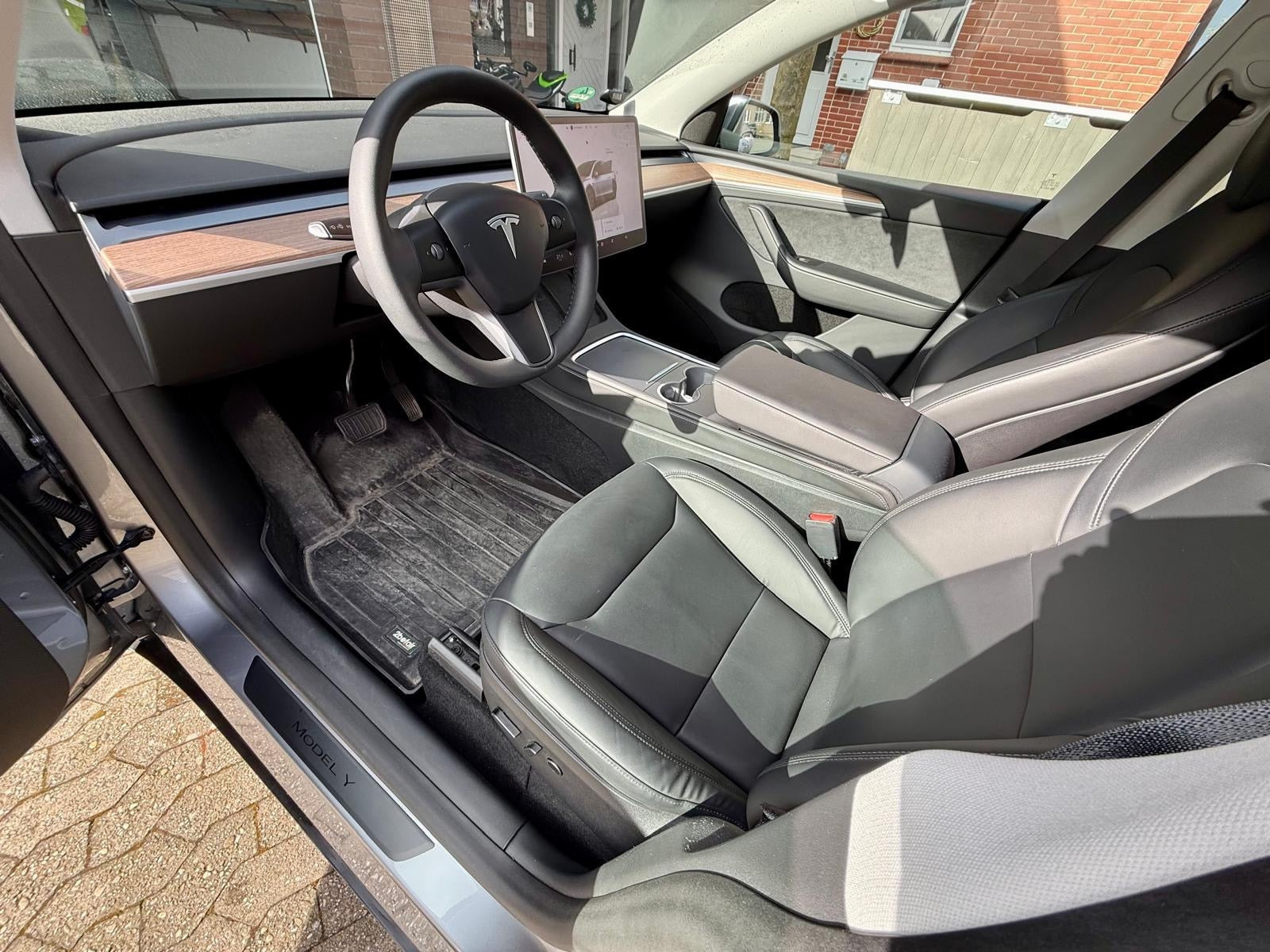 Grå Tesla Model Y fra 2024