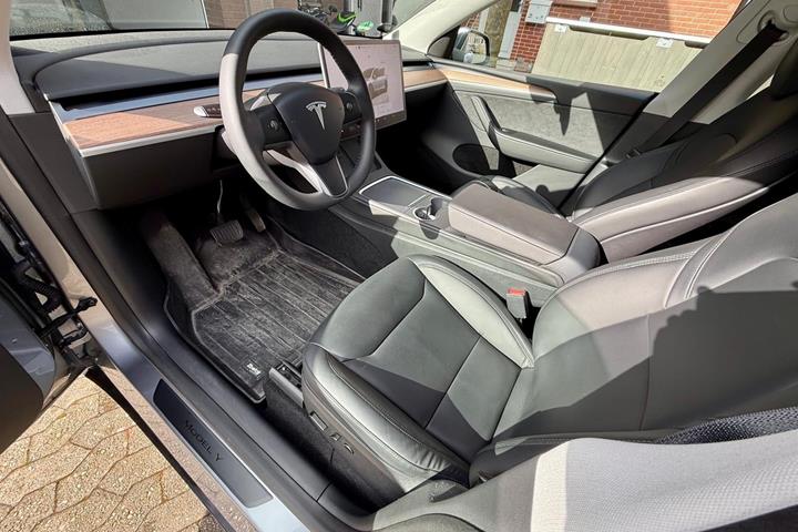 Grå Tesla Model Y fra 2024