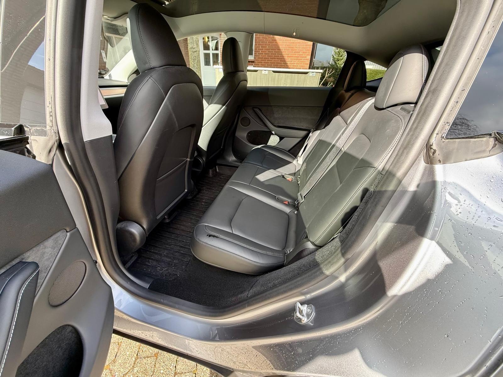 Grå Tesla Model Y fra 2024