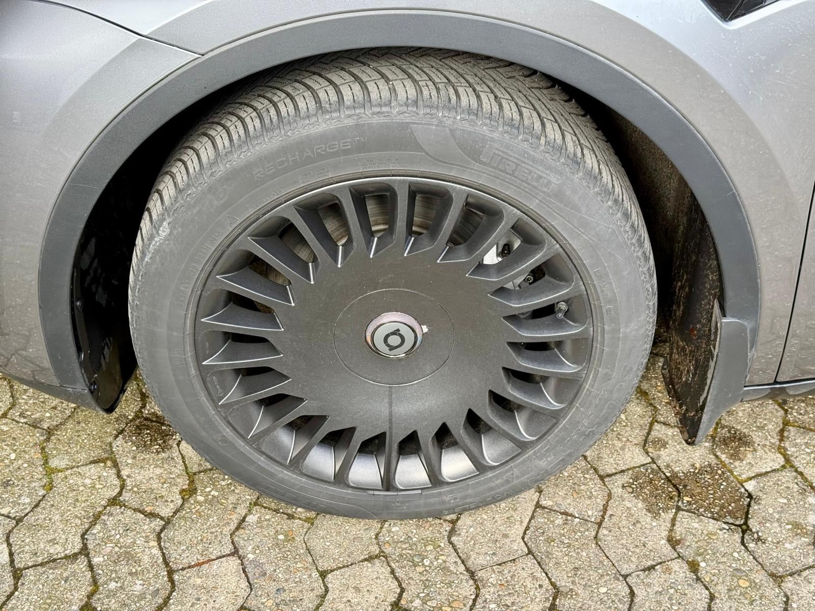 Grå Tesla Model Y fra 2024