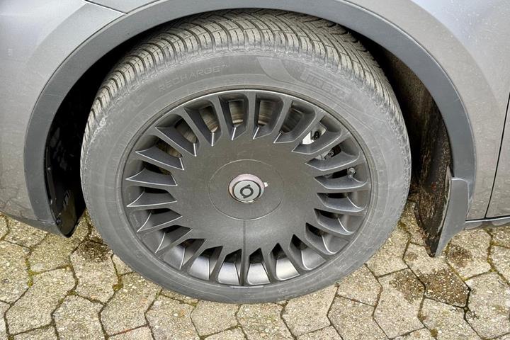 Grå Tesla Model Y fra 2024