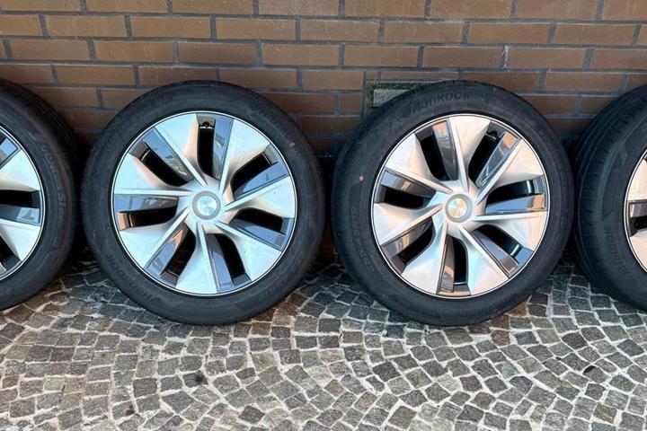 Grå Tesla Model Y fra 2024
