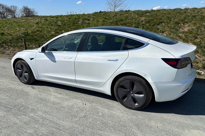 Hvid Tesla Model 3 fra 2019