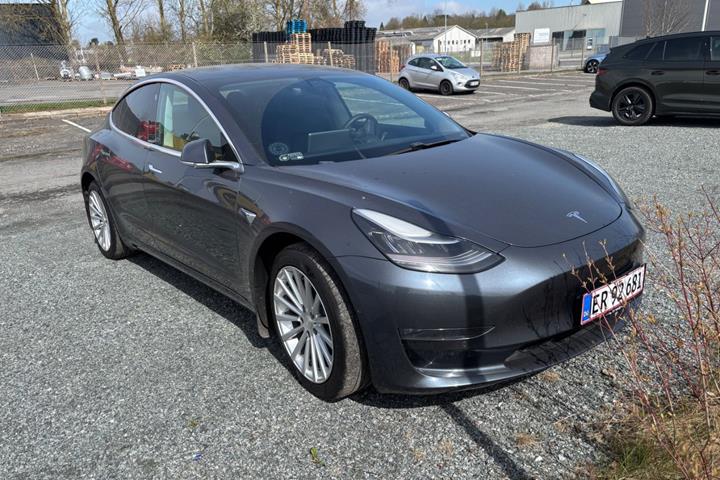 Grå Tesla Model 3 fra 2019