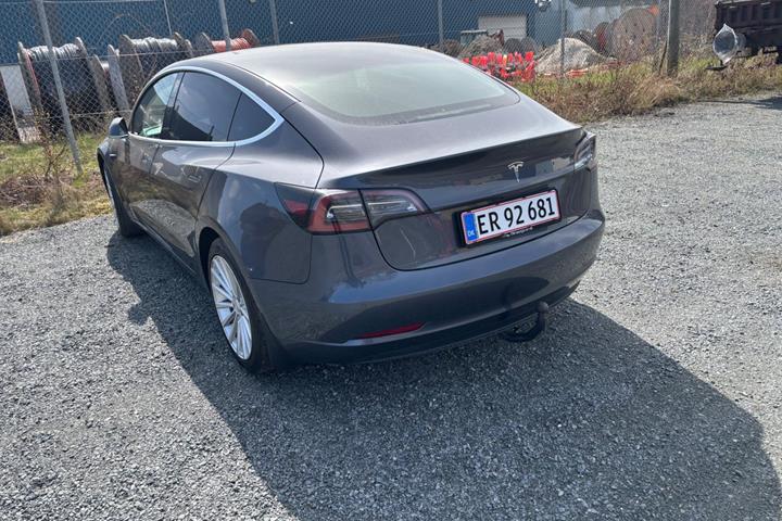Grå Tesla Model 3 fra 2019