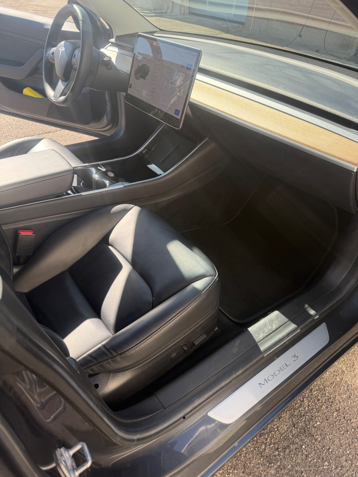 Grå Tesla Model 3 fra 2019