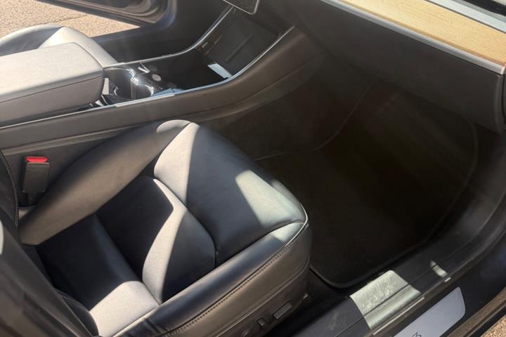 Grå Tesla Model 3 fra 2019