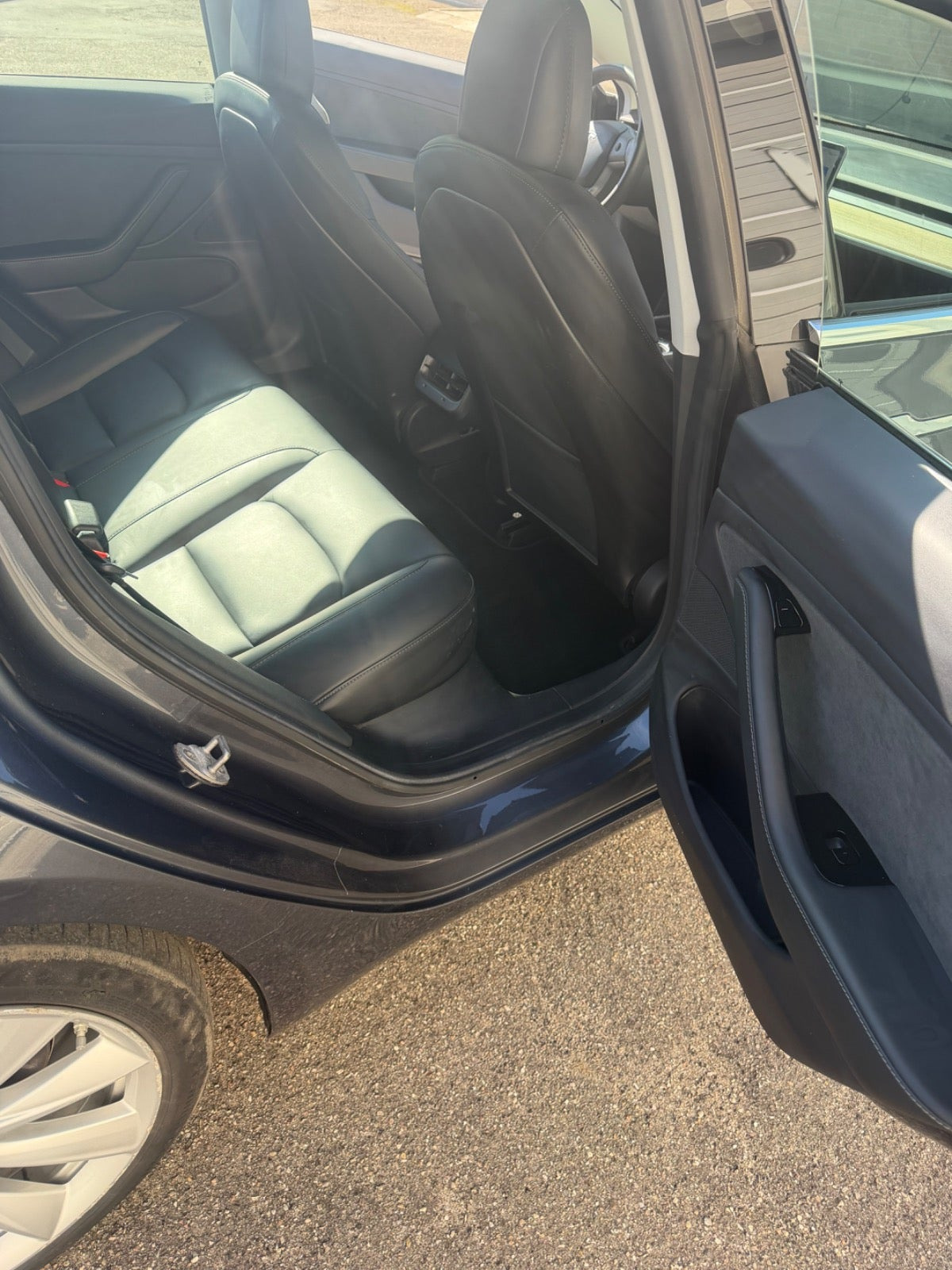 Grå Tesla Model 3 fra 2019