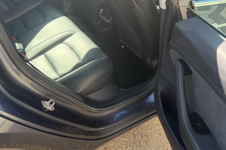 Grå Tesla Model 3 fra 2019