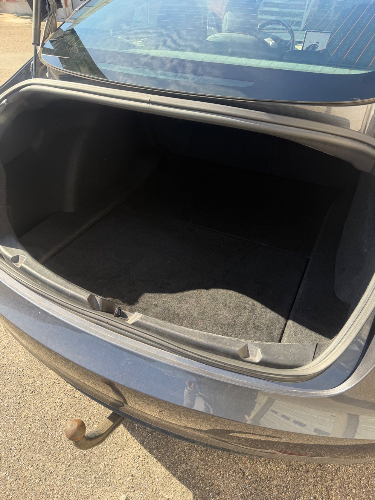 Grå Tesla Model 3 fra 2019