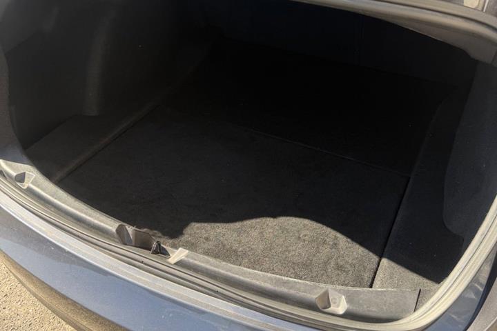 Grå Tesla Model 3 fra 2019