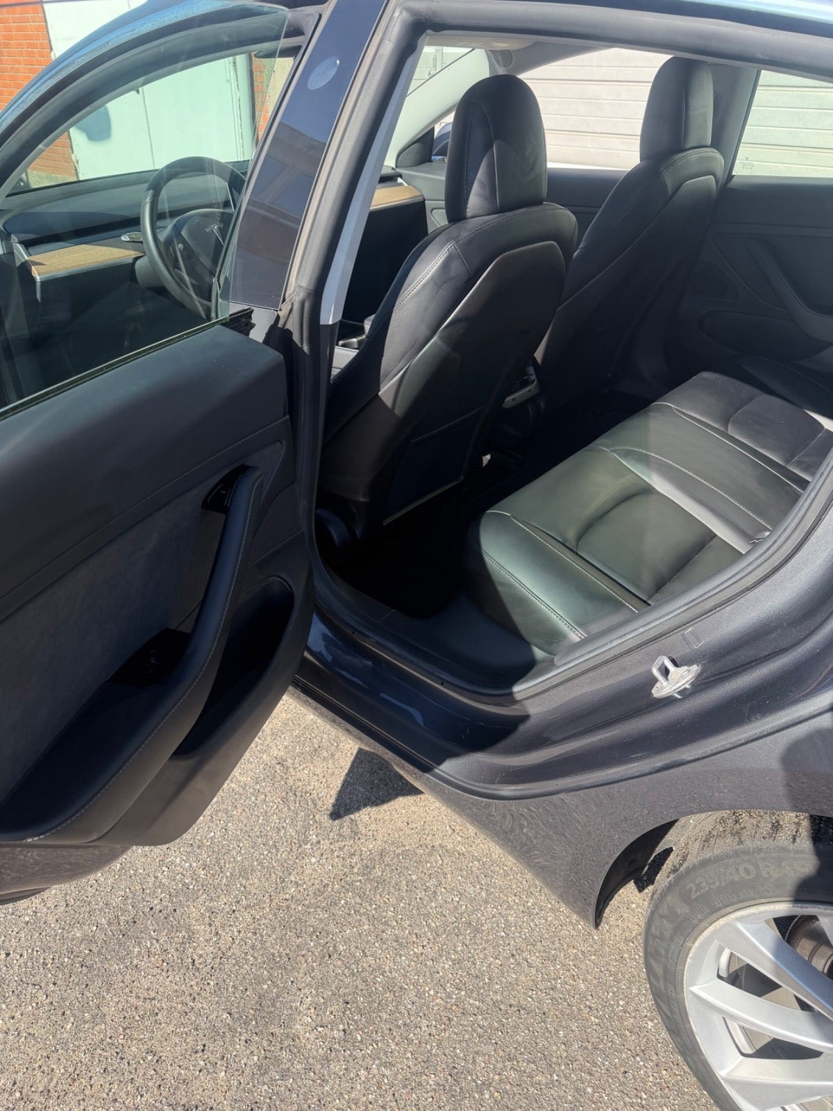 Grå Tesla Model 3 fra 2019