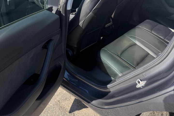 Grå Tesla Model 3 fra 2019