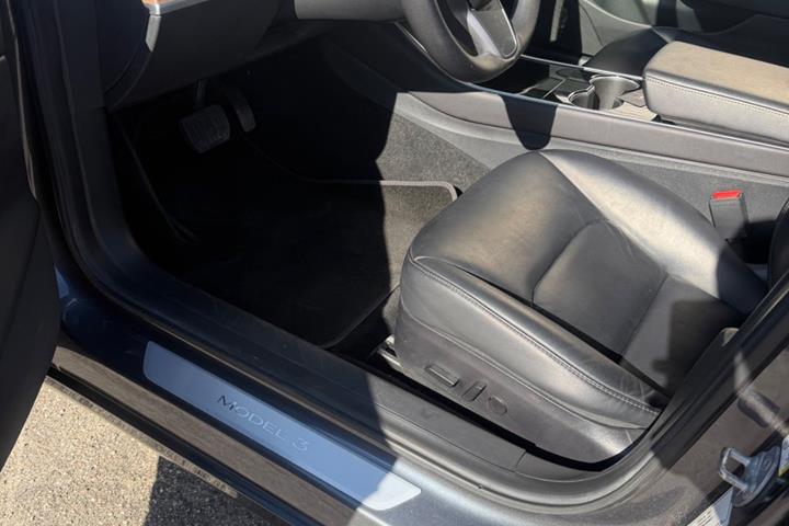 Grå Tesla Model 3 fra 2019
