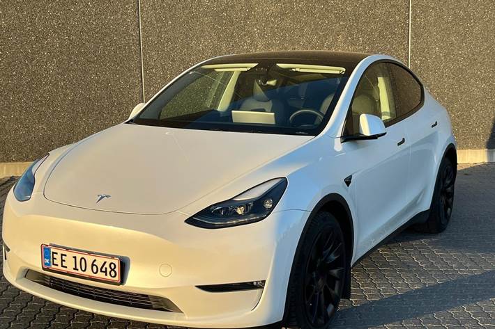 Hvid Tesla Model Y fra 2023