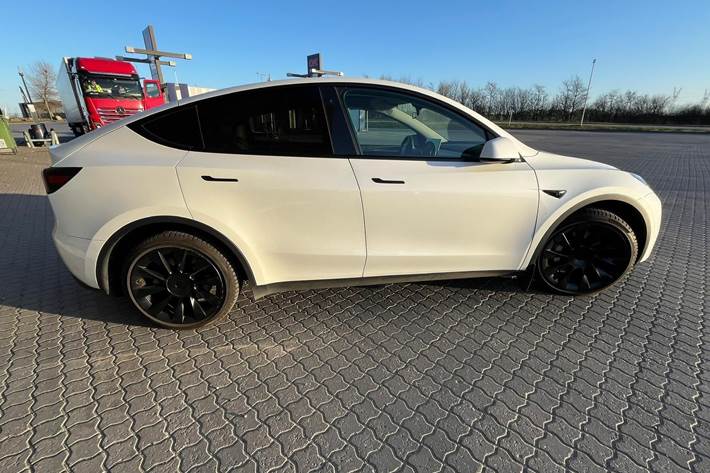 Hvid Tesla Model Y fra 2023