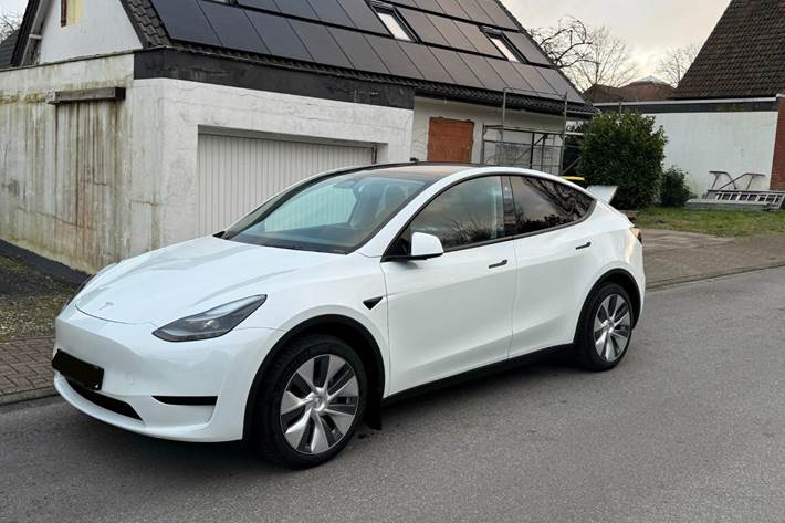Hvid Tesla Model Y fra 2023