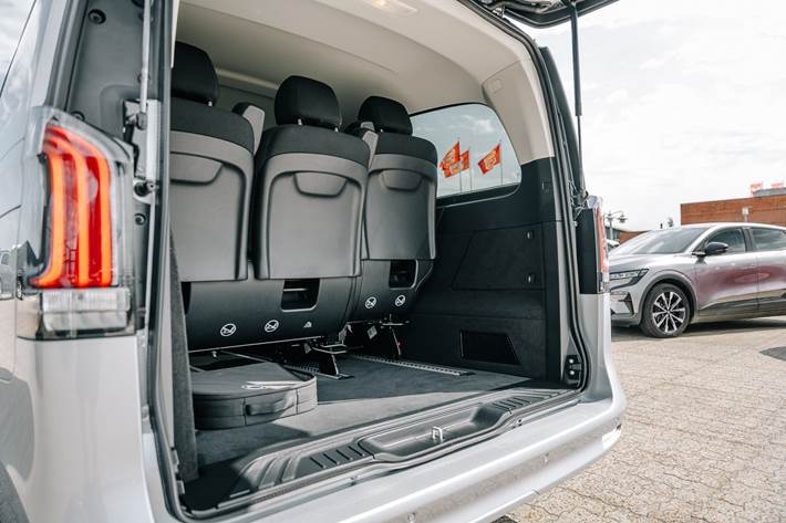 Sølv Mercedes EQV300 fra 2024