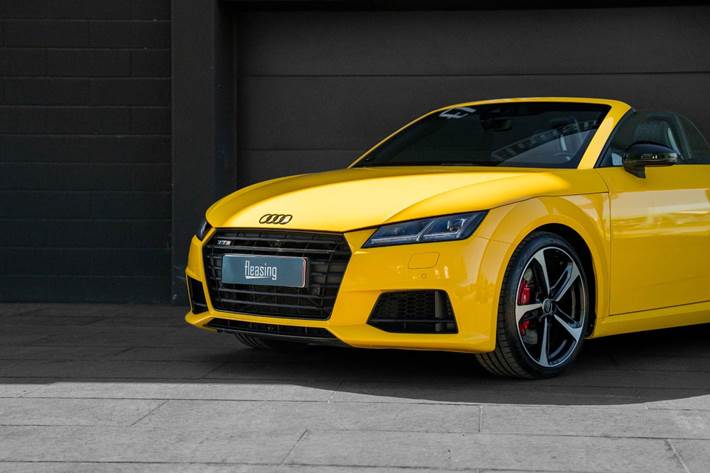 Gul Audi TTS fra 2016