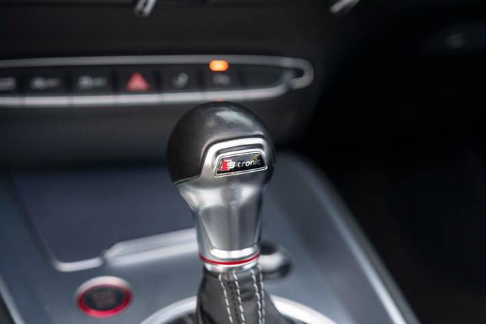 Gul Audi TTS fra 2016