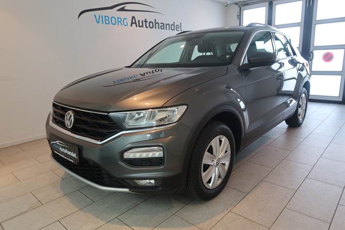 Grå VW T-Roc fra 2018 set udefra