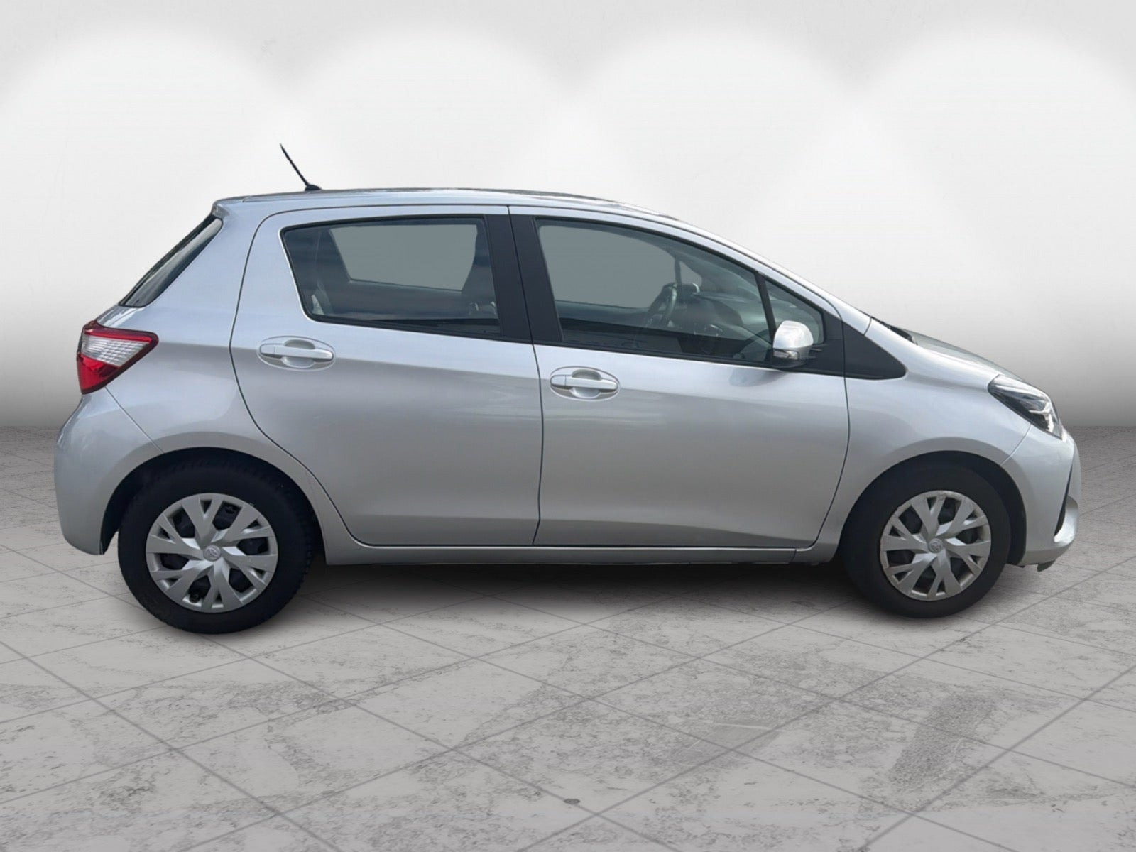 Sølv Toyota Yaris fra 2019