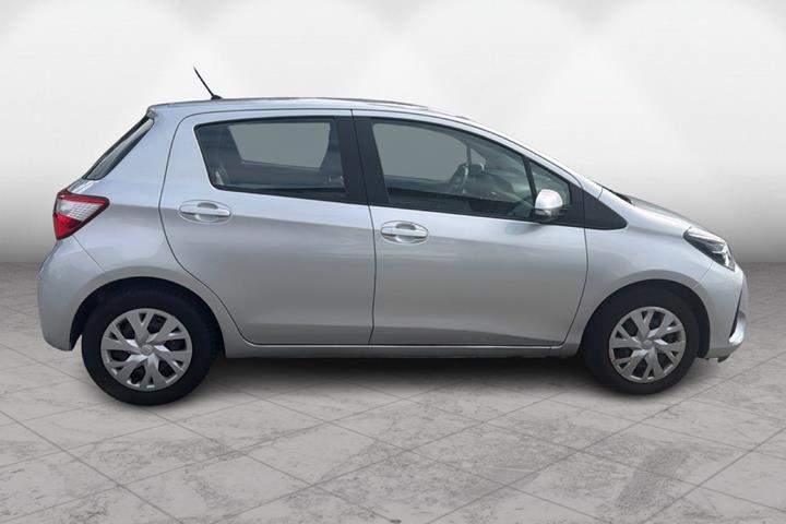 Sølv Toyota Yaris fra 2019