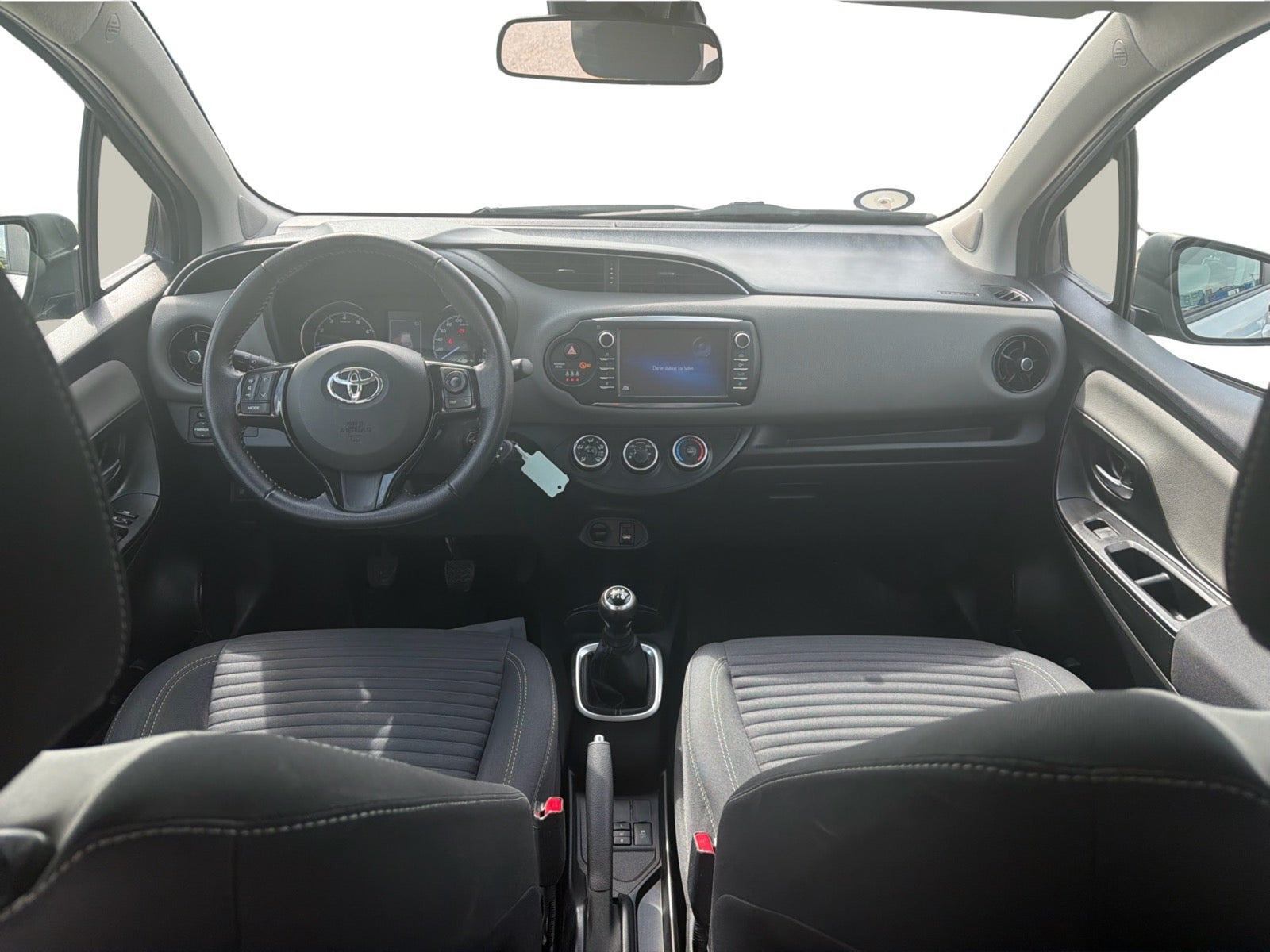 Sølv Toyota Yaris fra 2019