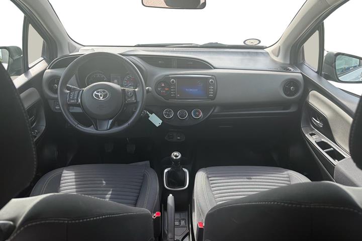 Sølv Toyota Yaris fra 2019