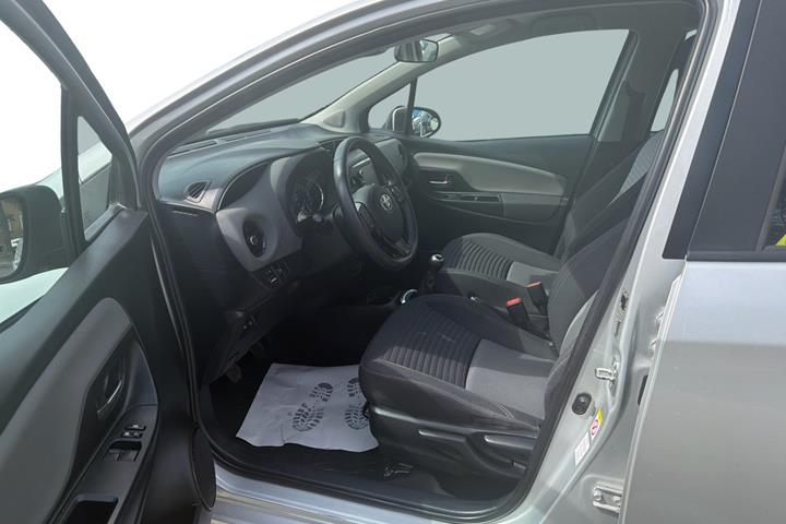 Sølv Toyota Yaris fra 2019